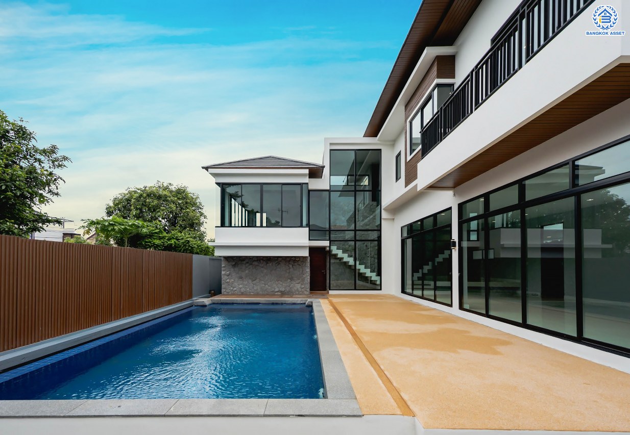 บ้านมือสองตกแต่งใหม่ ม.ซอย พหลโยธิน56 พหลโยธิน บ้านเดี่ยวหลังใหญ่ ภายในตกแต่งหรูหรา บนเนื้อที่เยอะถึง 98.60 ตร.ว. 3 ห้องนอน 3 ห้องน้ำ 2 ที่จอดรถ บรรยากาศเป็นส่วนตัว พร้อมมีสระน้ำในตัว บนพื้นที่กว่า 430 ตร.ม. บนทำเลที่ดี เชื่อมต่อถนน พหลโยธิน, ลำลูกกา, วิภาวดี-รังสิต เดินทางสะดวกใกล้รถไฟฟ้า สถานี "แยก คปอ, คูคต"